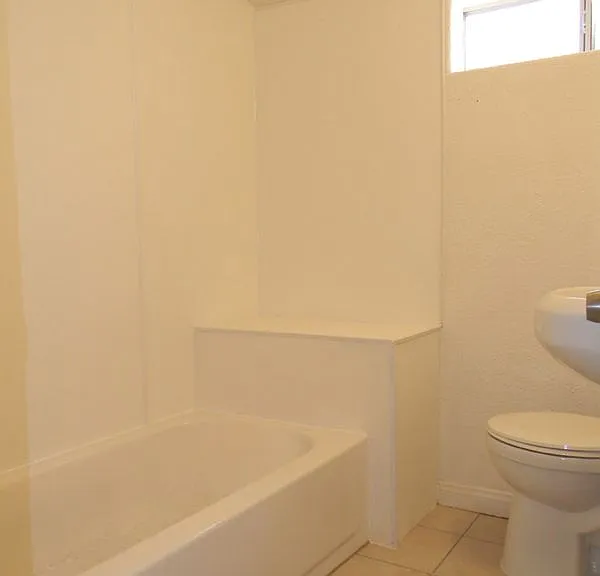 1827 Gardenia Ave #B-4 — Photo 9