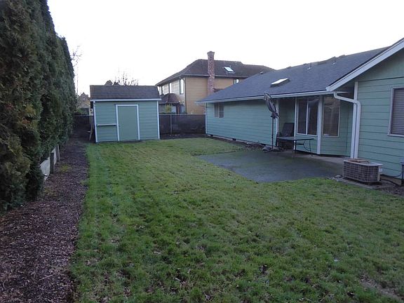 2nd image of 880 Moonflower St NE