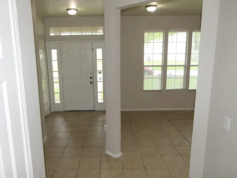 2114 Village Crossing Trl — Photo 6
