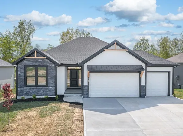 630 Shady Bend Dr, Tonganoxie, KS 66086