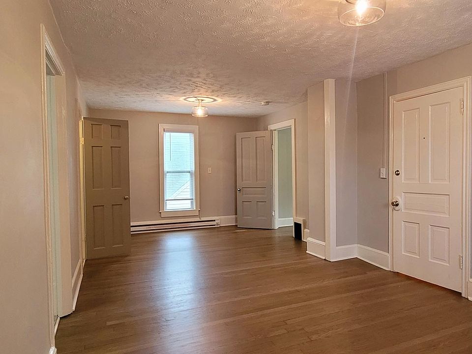 1st image of 912 Lake Dr SE