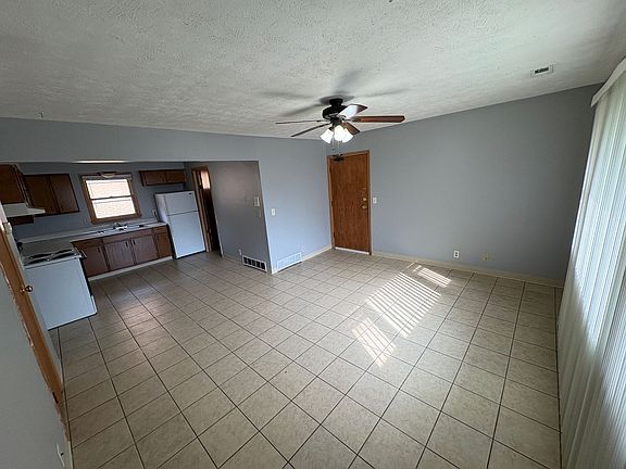 4th image of 931 S 22nd St #6