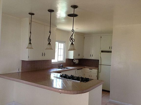 Well maintained Kitchen with newer stove and oven, breakfast