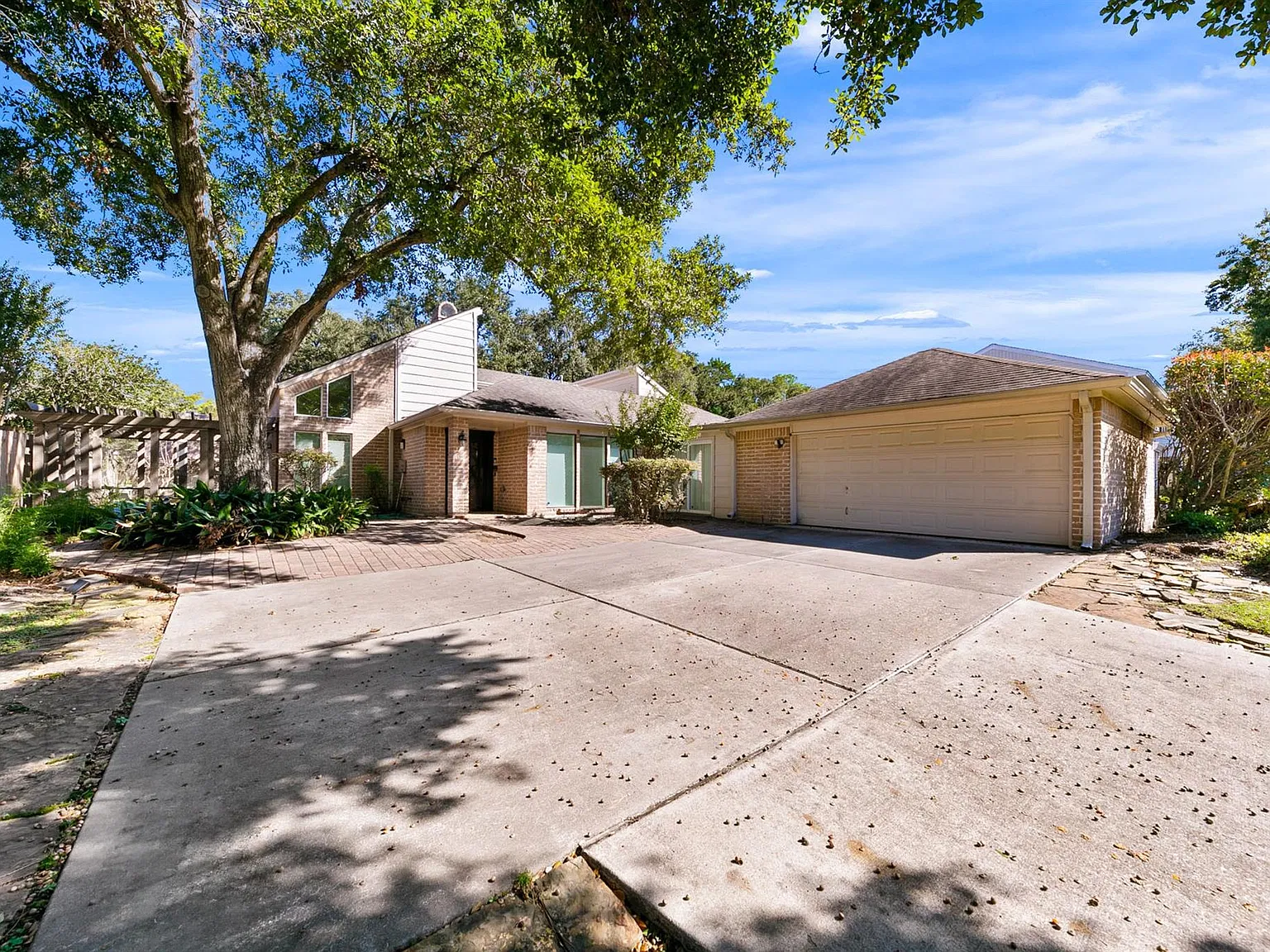 4 bed, 3.0 bath, 2574 sqft, $3,400 — Photo 2