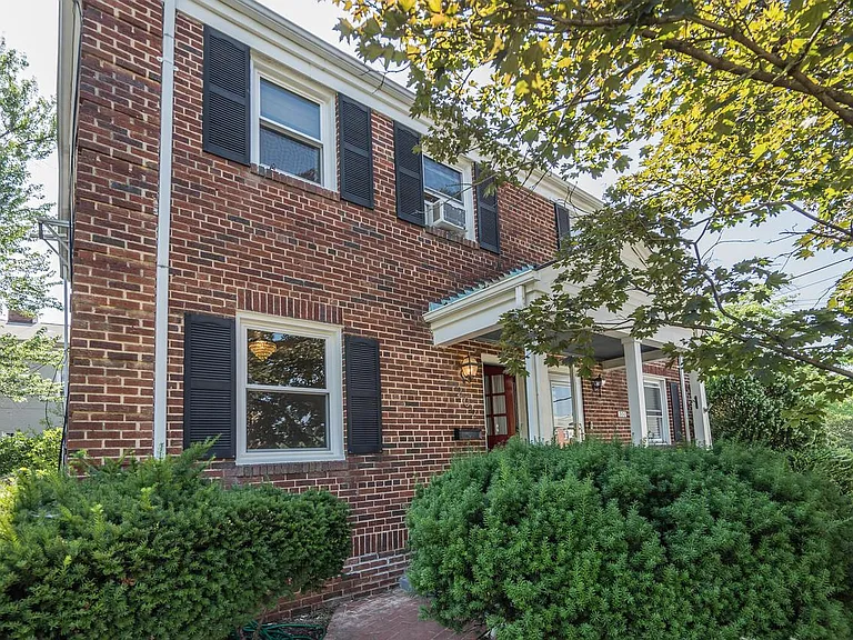 202 S Courthouse Rd — Photo 1