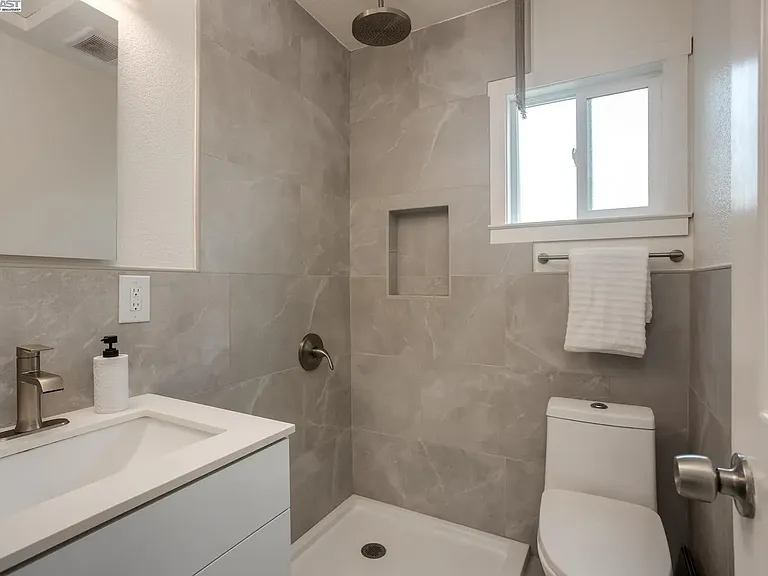 327 Riverside Ave #ADU — Photo 2