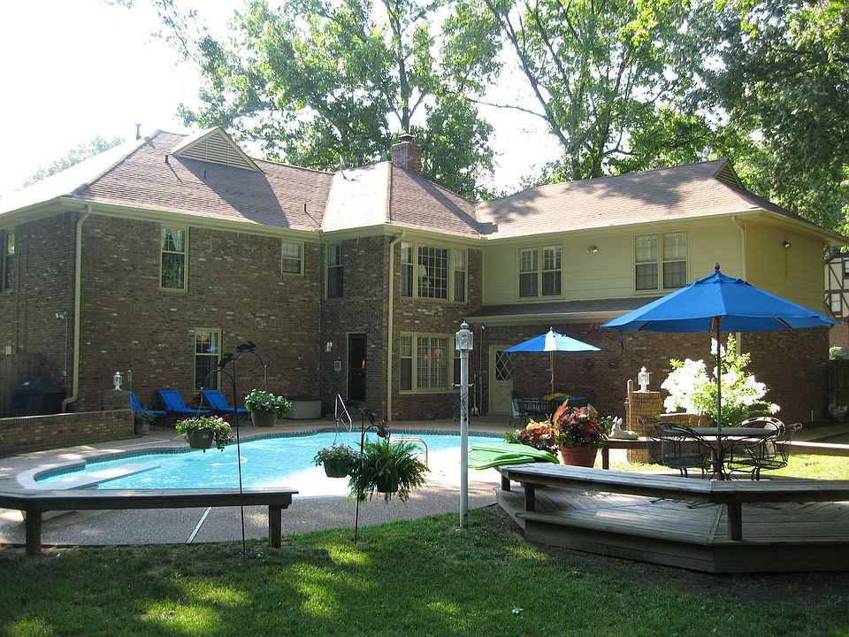Ext. back with 2 decks plus private patio!