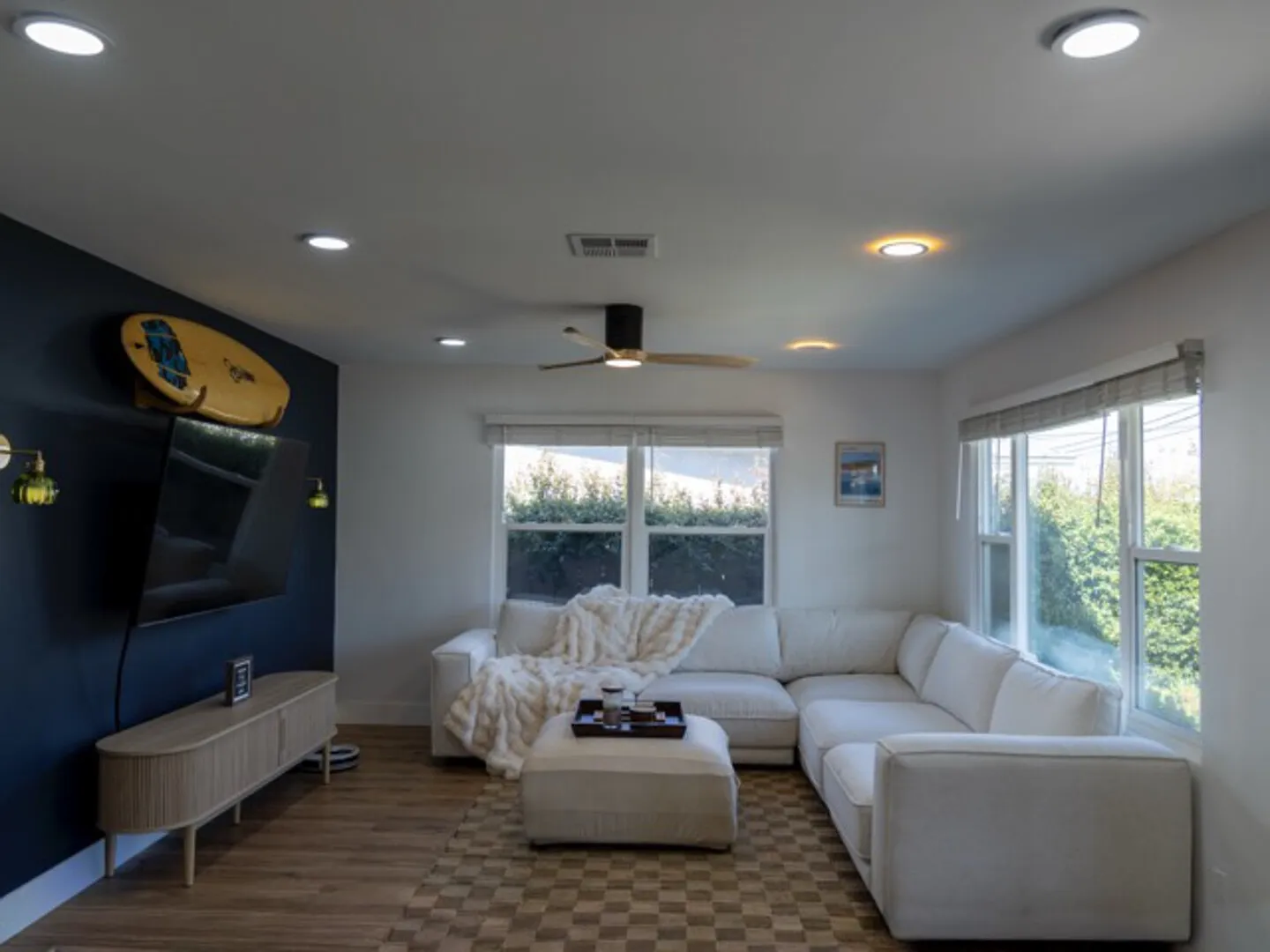 Modern 3BR Paradise Fully Furnished - Pool - Central to All SD — Photo 2
