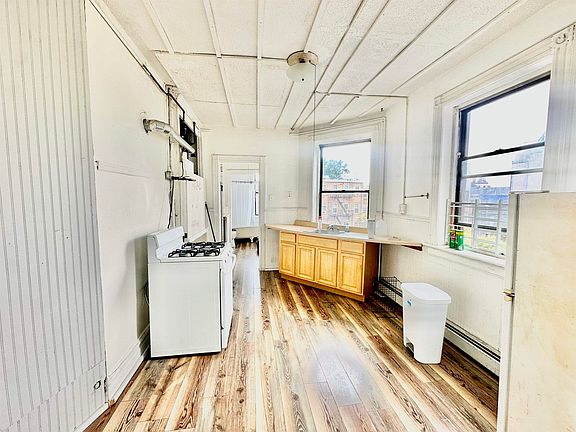 4th image of 319 8th St APT 3R