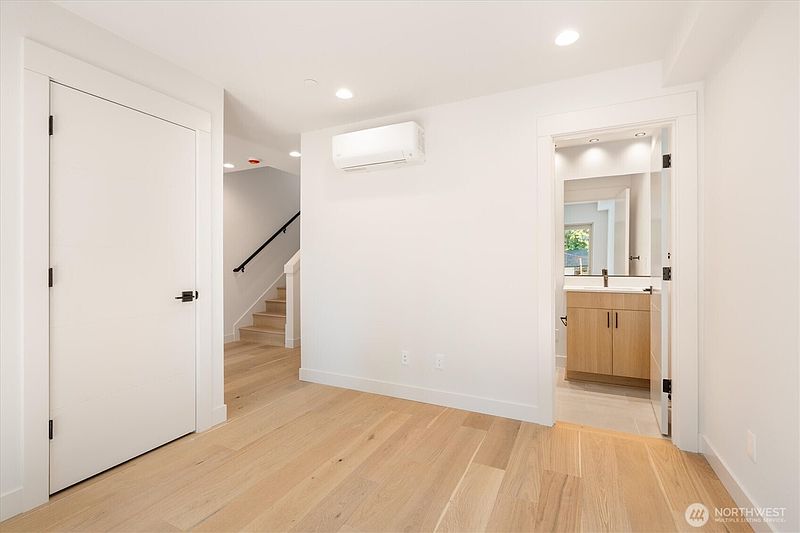 5th image of 18032 - B Sunnyside Avenue N