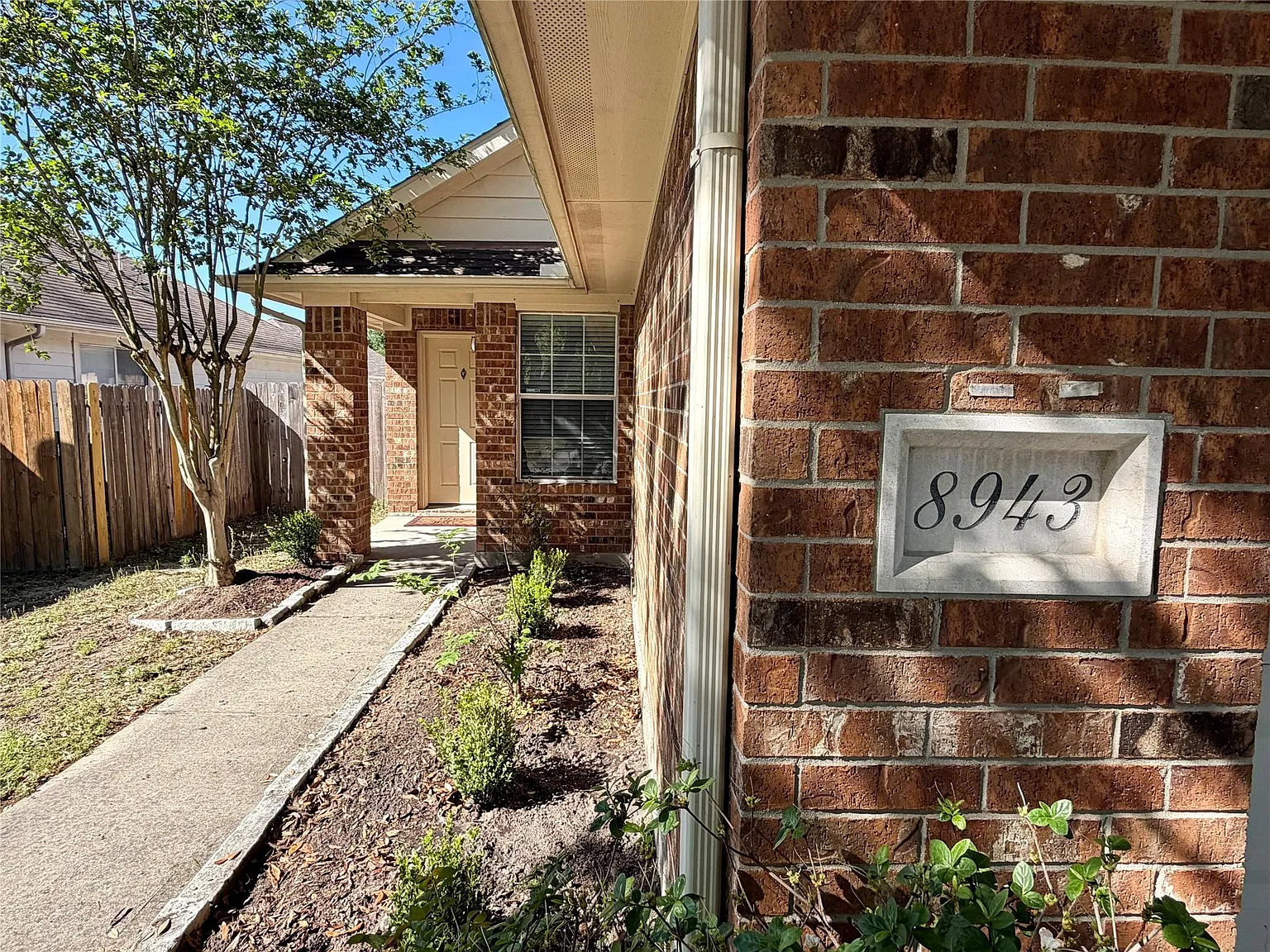 4 bed, 2.0 bath, 1322 sqft, $1,790 — Photo 2