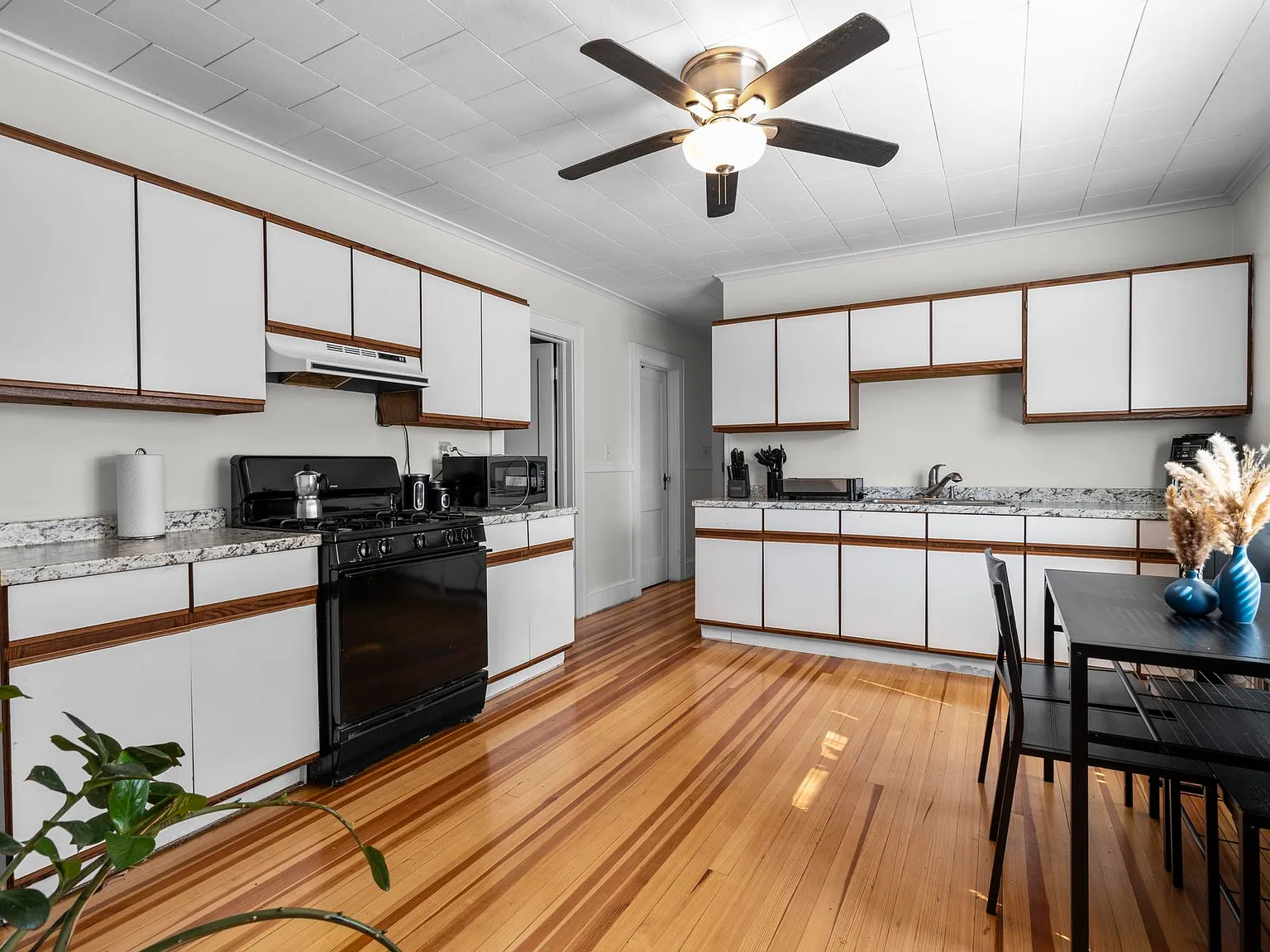 2 bed, 1300 sqft, $2,100 — Photo 4