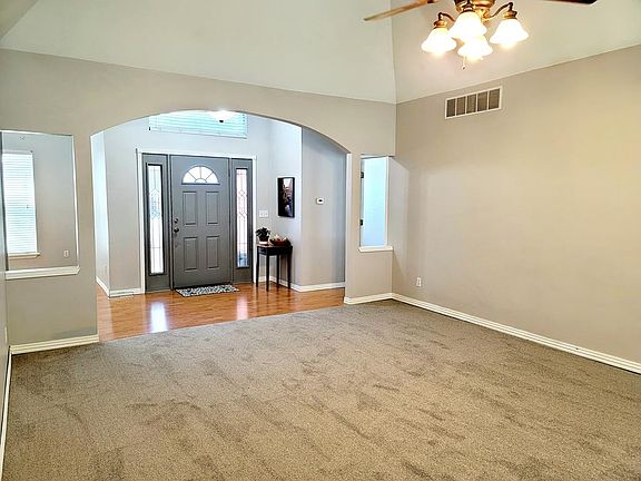 3rd image of 402 Victorian Dr