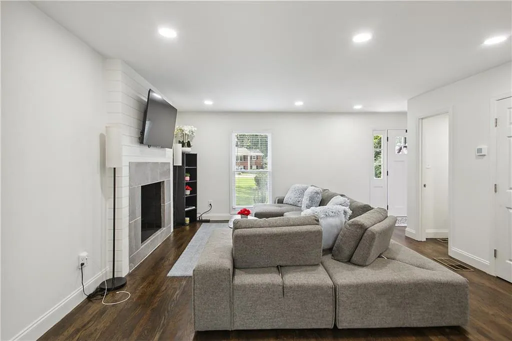 4 bed, 2.5 bath, 1728 sqft, $3,750 — Photo 3