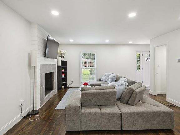3rd image of 2832 Riderwood Dr
