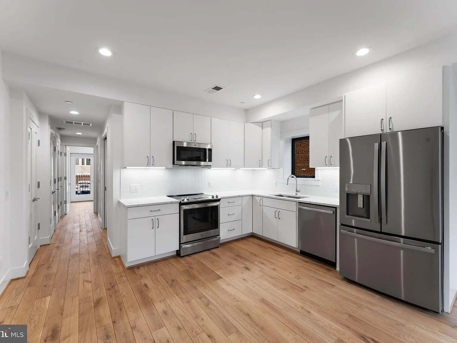 2 bed, 659 sqft, $3,300 — Photo 3