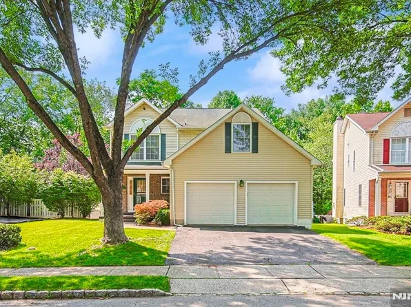 705 Gettysburg Pl, Paramus, NJ 07652