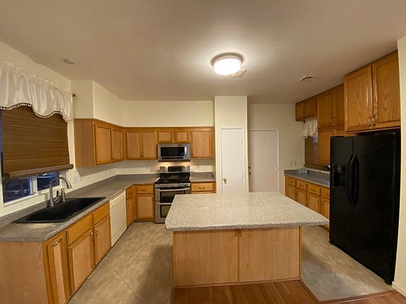 kitchen, tons of cabinets, large island, appliances