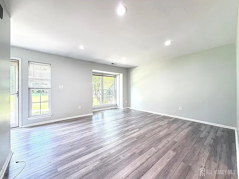 511 Dunn Cir — Photo 4
