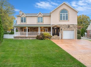 1023 Maple Ln, New Hyde Park, NY 11040