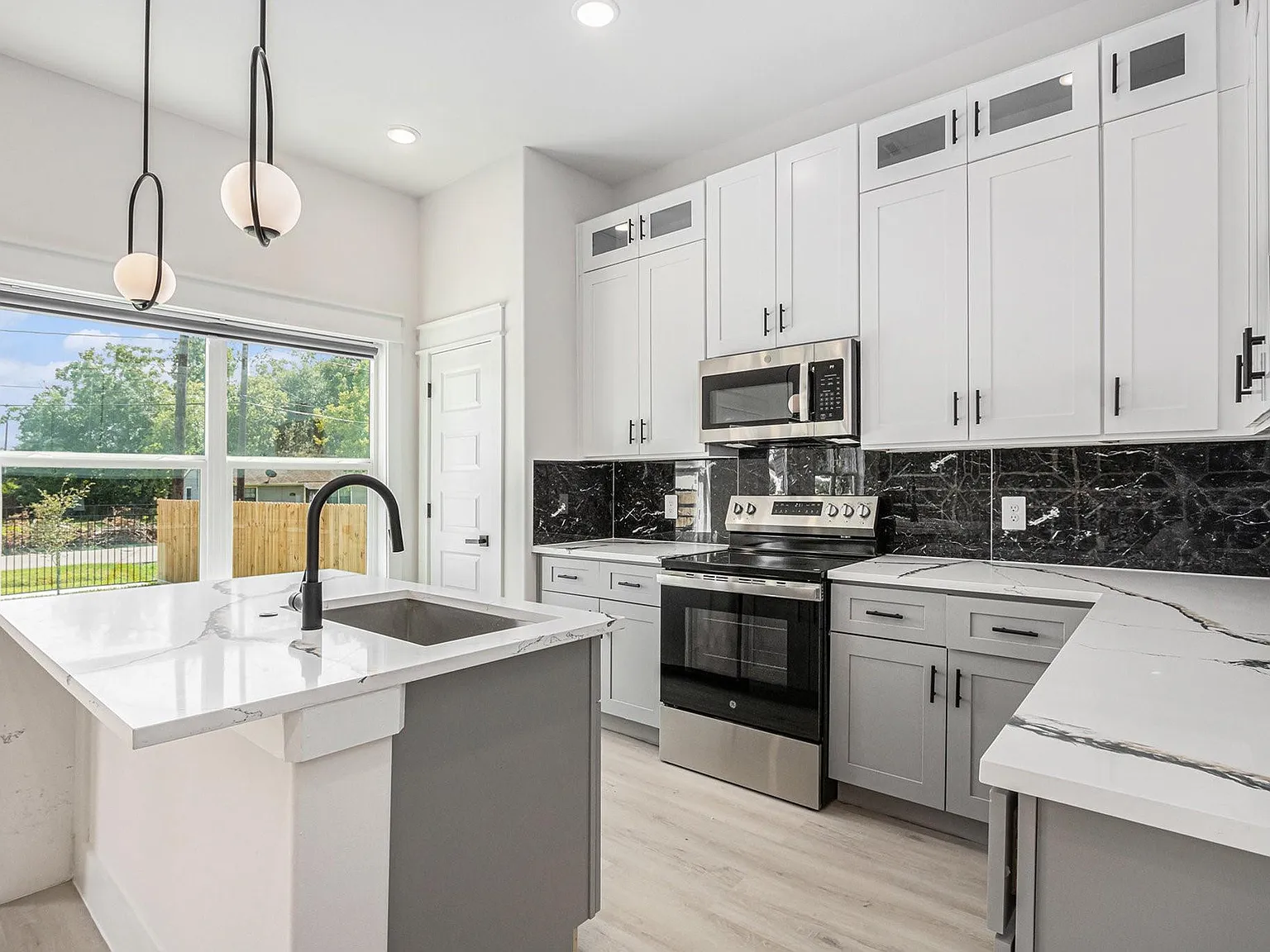 3 bed, 2.0 bath, 1279 sqft, $1,850 — Photo 4