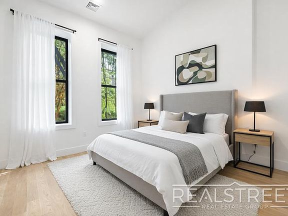 5th image of 246 Vernon Ave APT 1