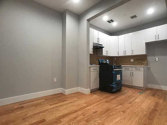 2nd image of 271 Clifton Pl #2B