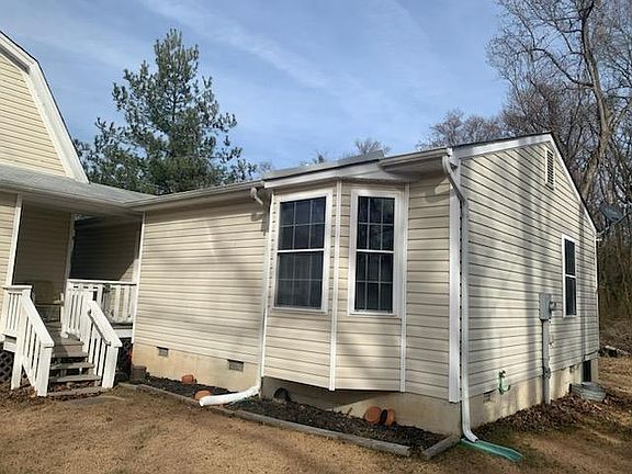 Small deck connects guest house to main house