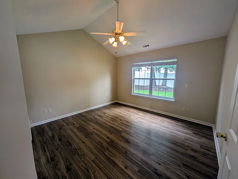 404 Commons Dr — Photo 7