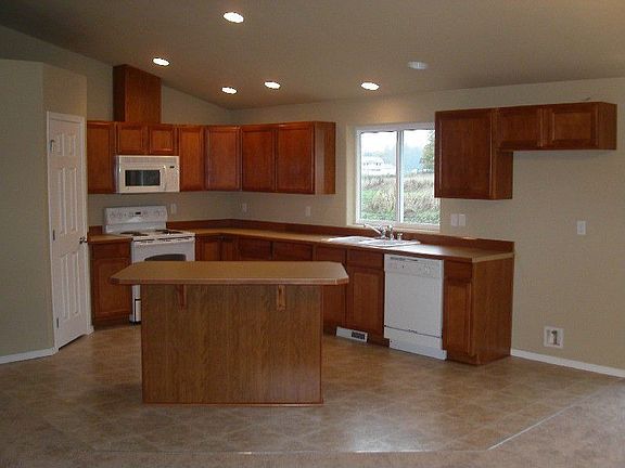 3rd image of 143 Rainier Dr