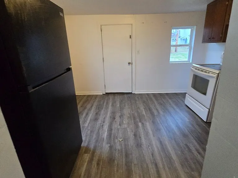810 W 1st St — Photo 3