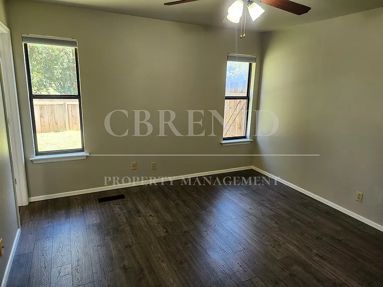 423 Oakdale Dr — Photo 15