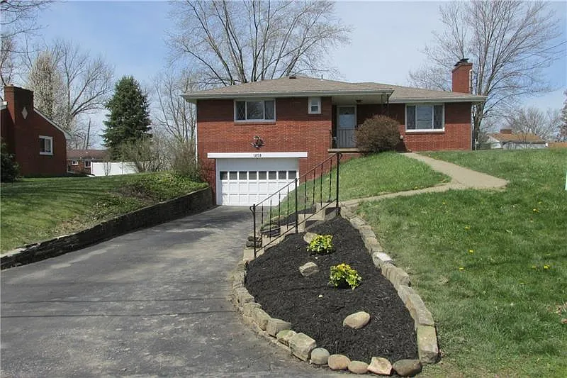 1202 Harvest Dr photo 1