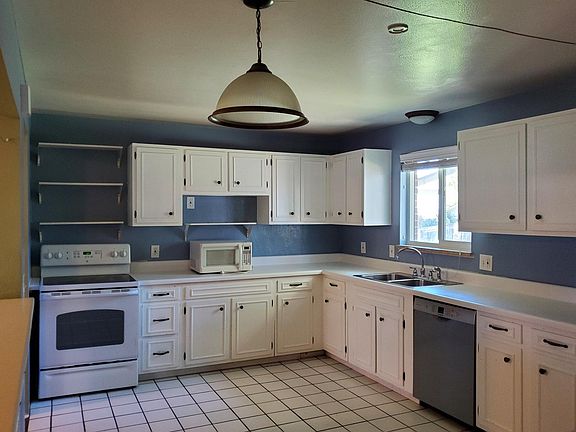 Kitchen, dishwasher new as of 2020