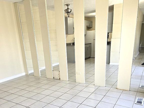 3rd image of 1751 Queensbury Cir