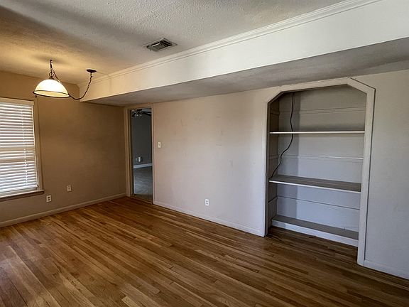 2nd image of 978 E 15th St