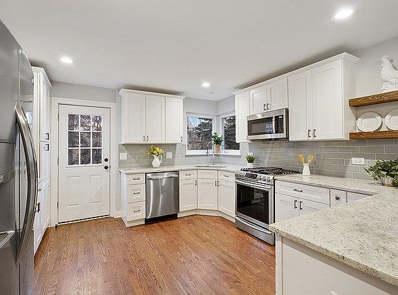 3rd image of 2528 Bel Air Dr