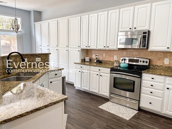 4 bed, 2.5 bath, 3472 sqft, $4,400 — Photo 4