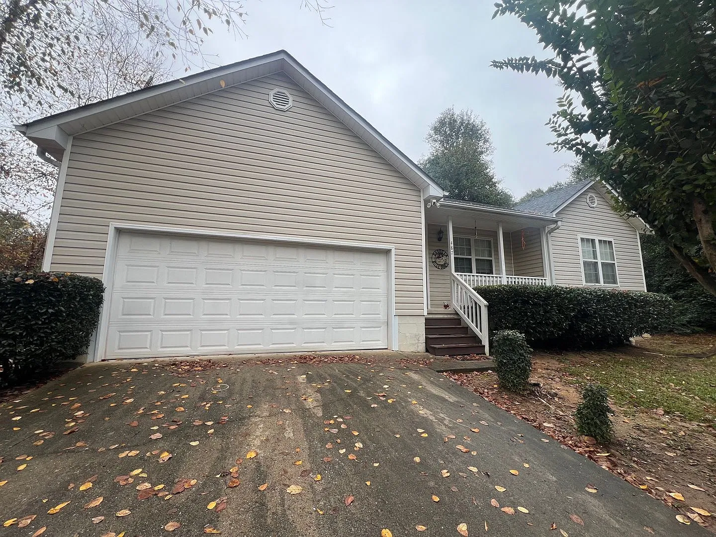 Lovely 3 bed 2 bath house on Ruth St.! — Photo 1