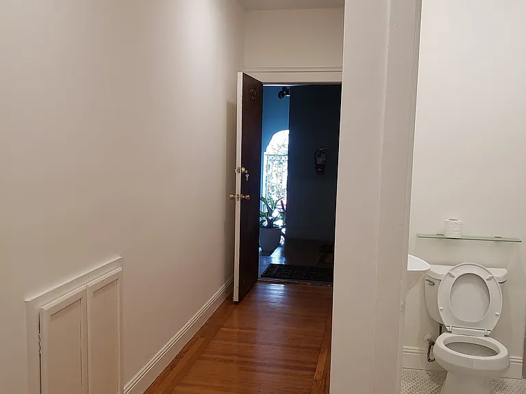 entrance/ hallway
