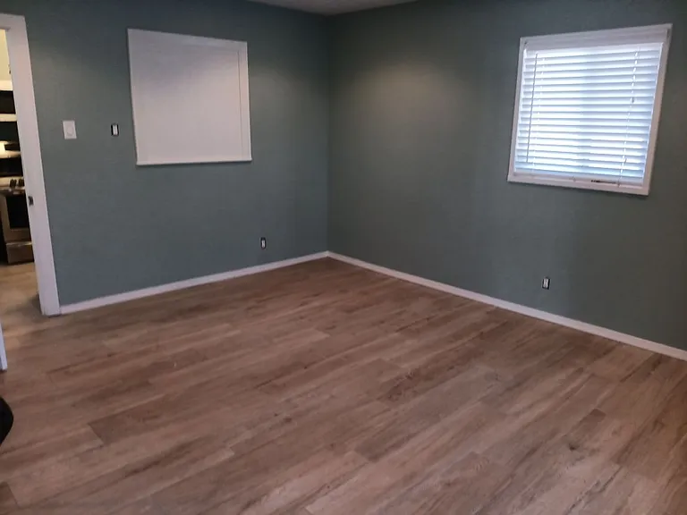 2632 Valencia Dr NE — Photo 2