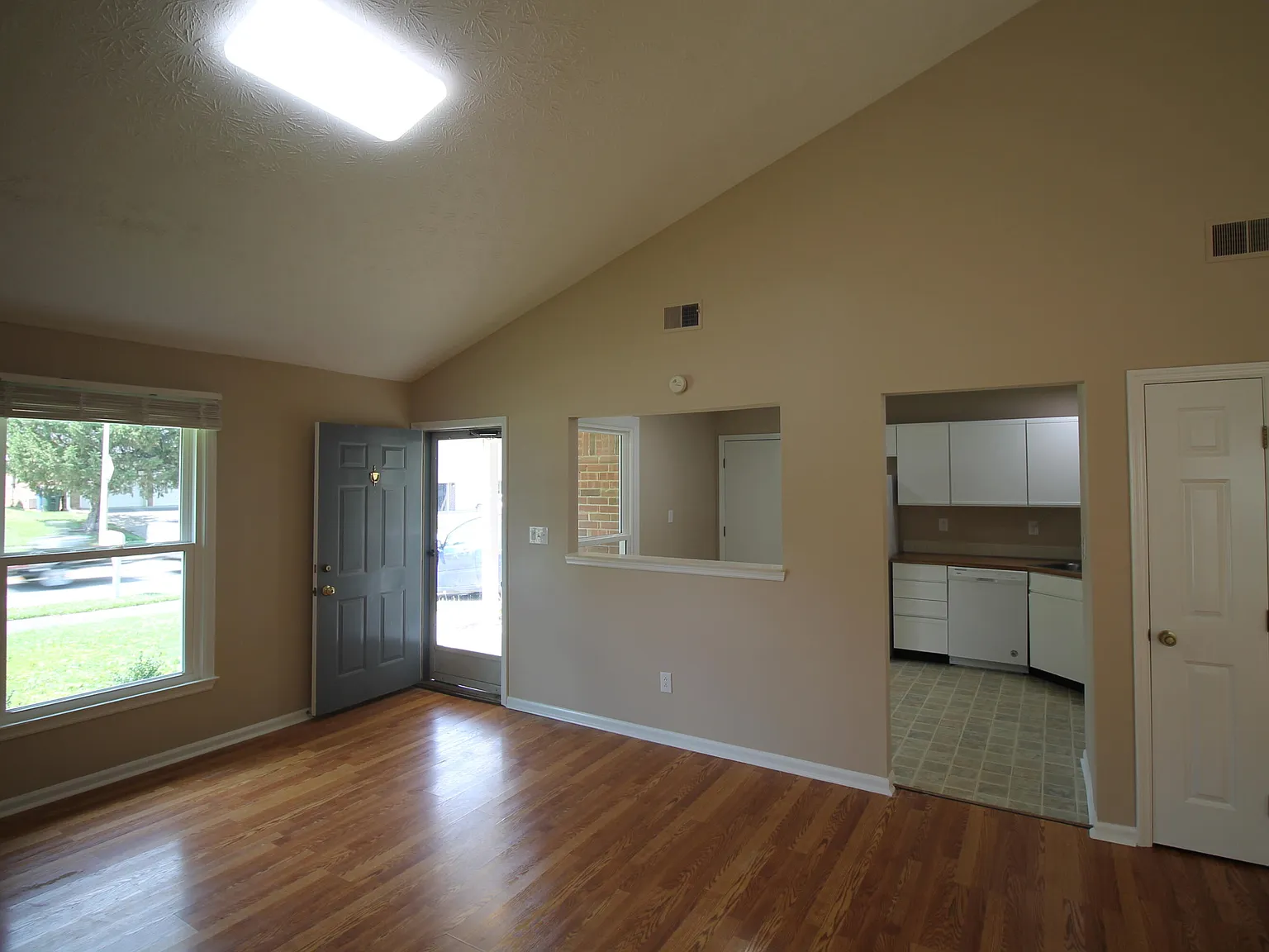3 bed, 2.0 bath, 1263 sqft, $1,800 — Photo 3