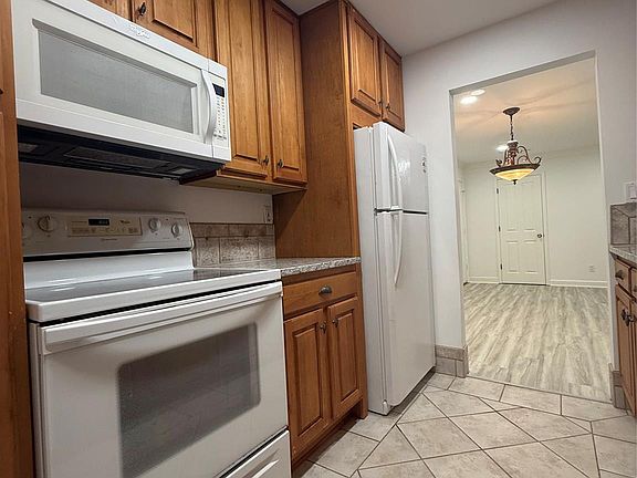 5th image of 1323 Queens Rd