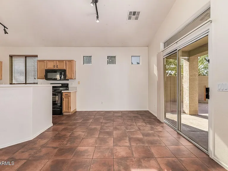 2205 S Harper — Photo 12