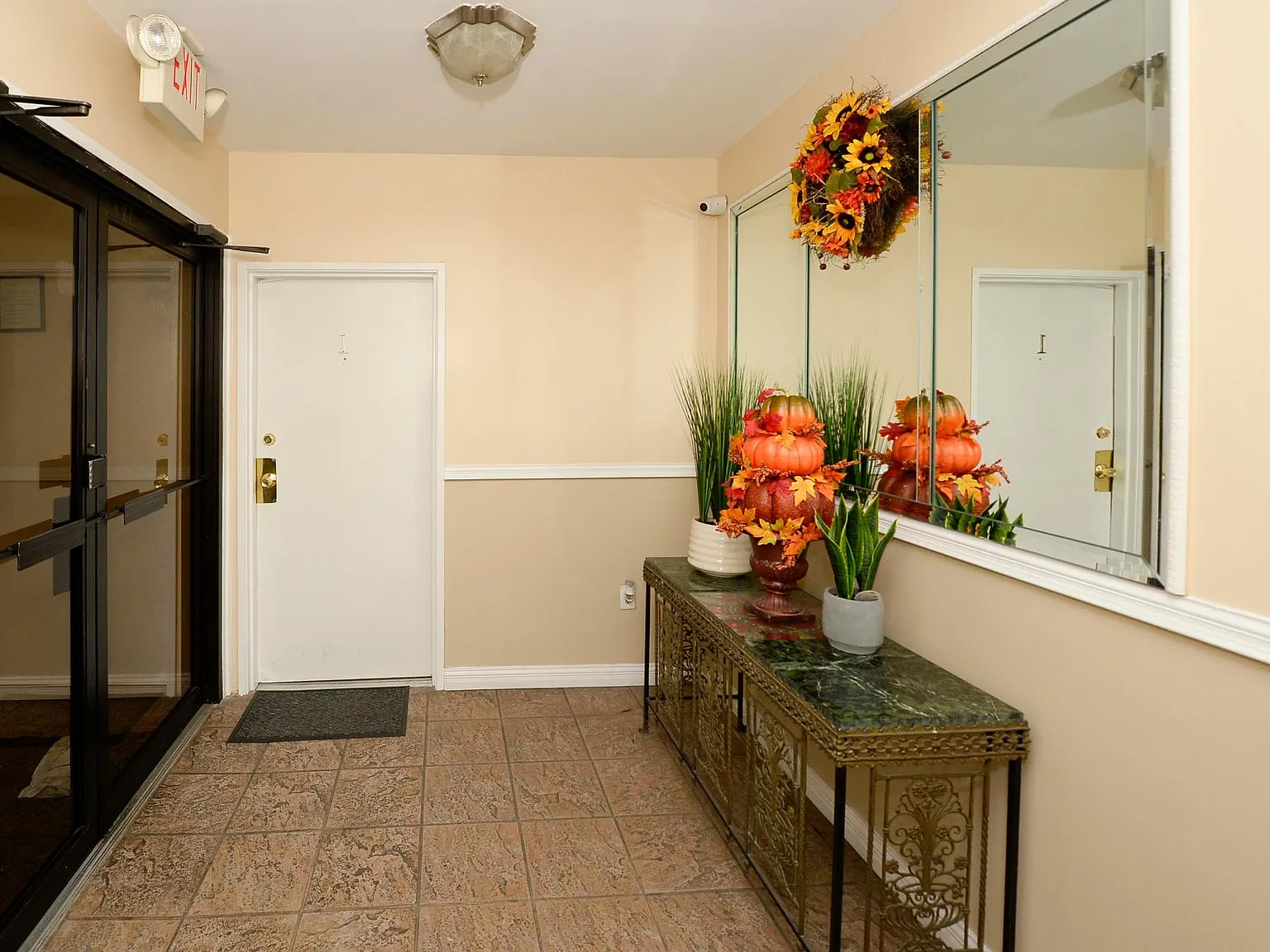 3 bed, 1.5 bath, 1058 sqft, $3,000 — Photo 3