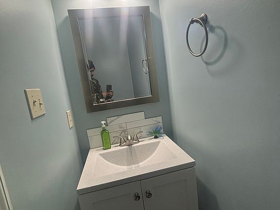2nd image of 1302 Hollow Glen Ct
