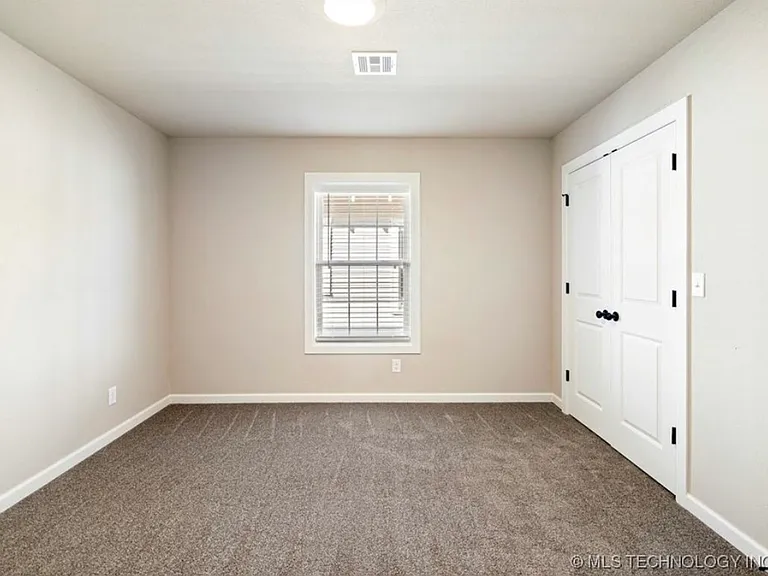 1225 W 5th St — Photo 9