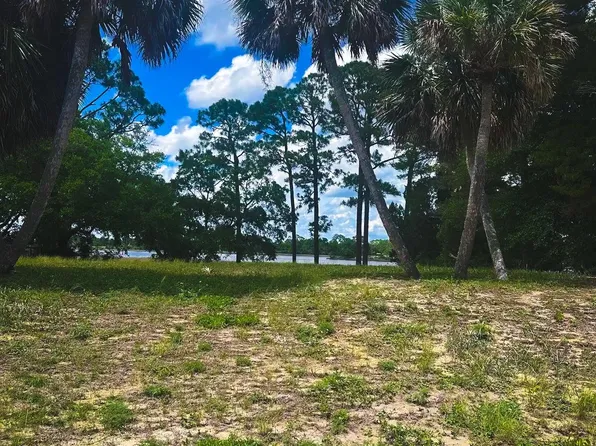 139 River Rd, Carrabelle, FL 32322