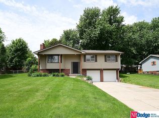 8746 Raven Oaks Dr, Omaha, NE 68152