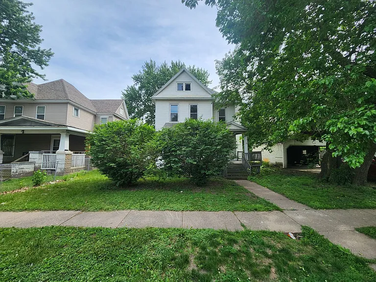 621 W 15th St — Photo 1